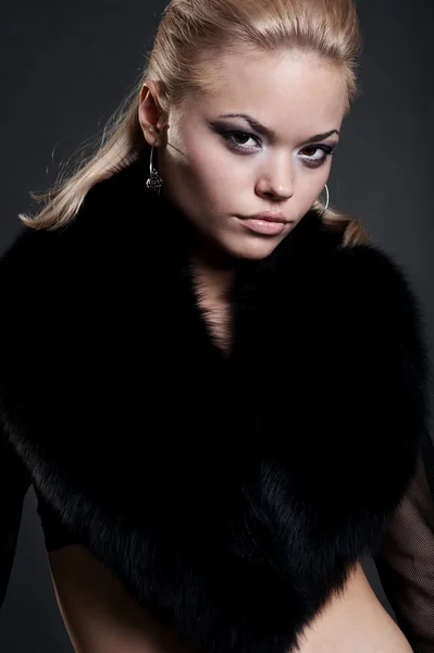 黒い毛皮で美しいモデル — ストック写真