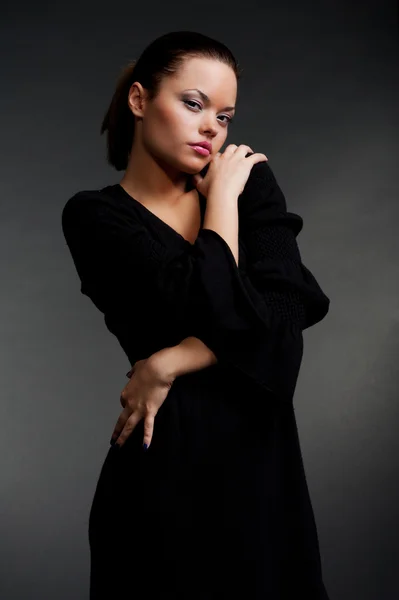 Krásná žena v černých šatech — Stock fotografie