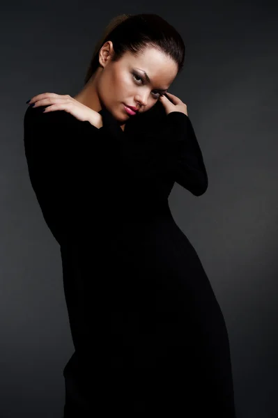 Piękna kobieta w czarnej sukience — Zdjęcie stockowe