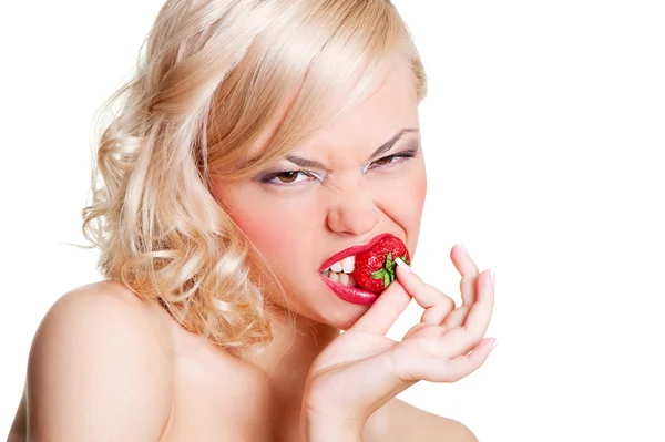 Bionda mangiare fragola — Foto Stock