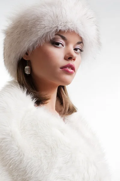 Κομψή γυναίκα στο λευκό γούνες — Φωτογραφία Αρχείου