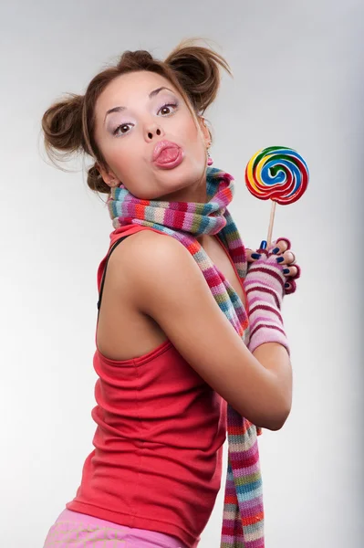 Menina engraçada com doces variegados — Fotografia de Stock