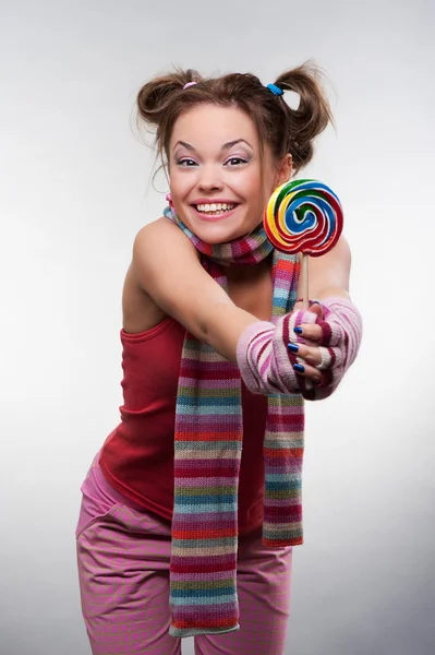 Смешная девушка с сахарной сливой — стоковое фото