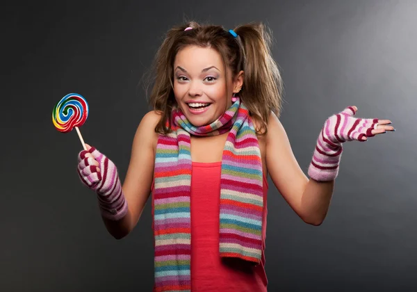 Смешная женщина в полосатом шарфе — стоковое фото