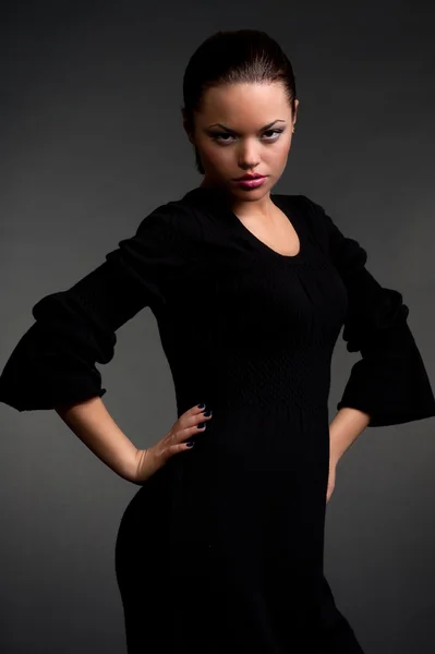 Anmutiges Modell im schwarzen Kleid — Stockfoto