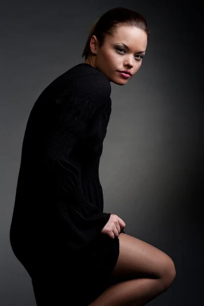 Bella modella in abito nero — Foto Stock