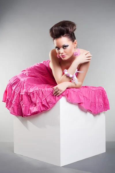 Modelo lindo em vestido rosa — Fotografia de Stock