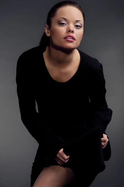 Portret van mooie vrouw in zwarte jurk — Stockfoto