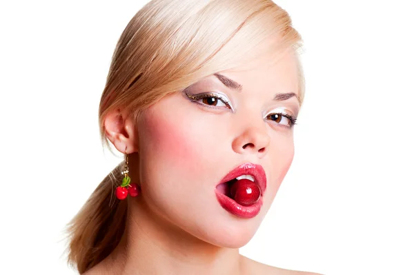 Retrato de mulher bonita com cereja — Fotografia de Stock