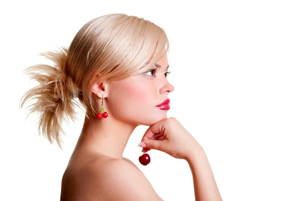 Портрет блондинки з червоною вишнею — стокове фото