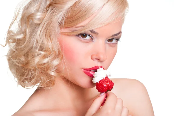 Portret seksownej Blondynki z truskawką — Zdjęcie stockowe