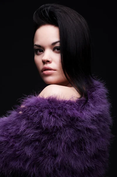Porträt einer Frau im violetten Pelz — Stockfoto