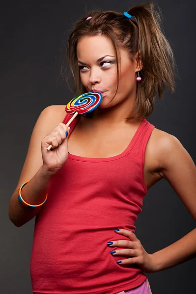 Söt flicka med lollipop — Stockfoto