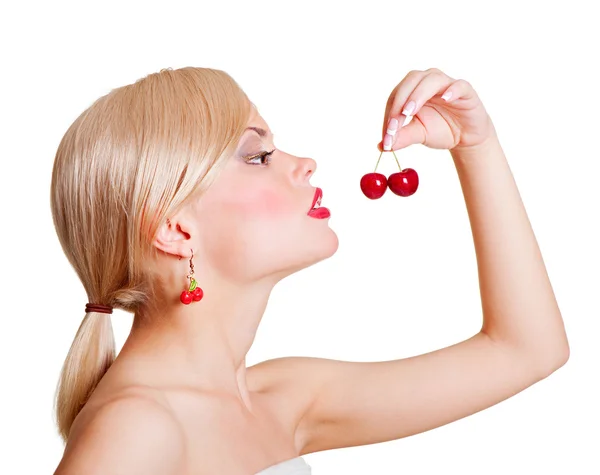 Сексуальна блондинка з червоними вишнями — стокове фото