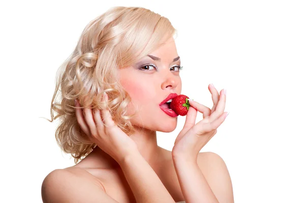 딸기와 함께 섹시 한 금발 — 스톡 사진