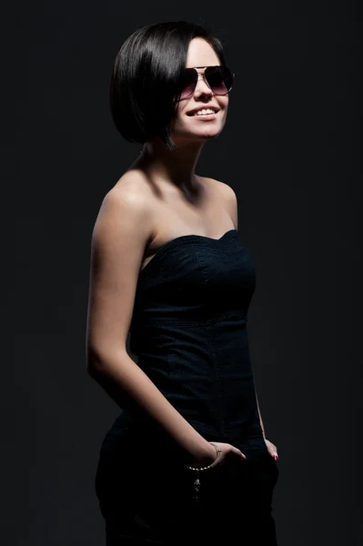 Smiley verführerische Frau mit Sonnenbrille — Stockfoto
