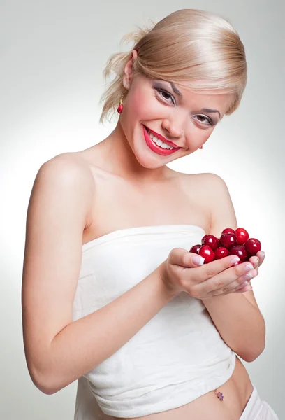 Smiley szőke lány tenyerét cseresznye — Stock Fotó
