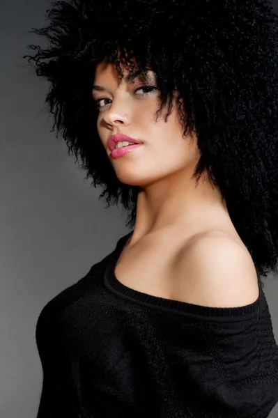 Прекрасная женщина с черными вьющимися волосами — стоковое фото