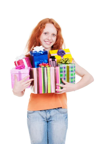 Menina de cabelos vermelhos segurando muitas caixas de presente — Fotografia de Stock
