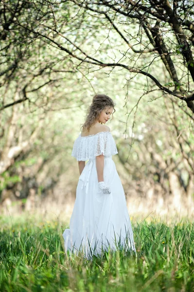 Mooie blonde in witte jurk — Stockfoto