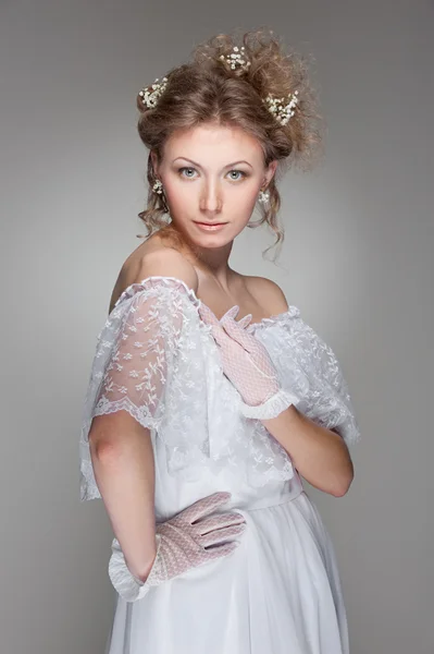 Piękny model w białej sukni — Zdjęcie stockowe