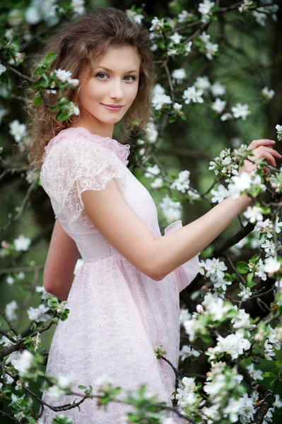 Vackra smiley modell i blommor — Stockfoto