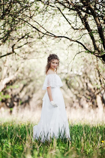 Hermosa mujer en vestido blanco caminando en el parque —  Fotos de Stock
