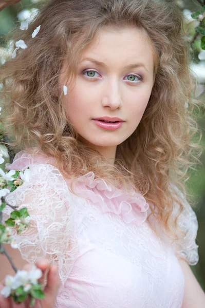 Vacker ung modell i rosa klänning — Stockfoto