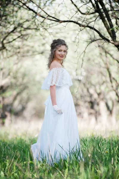 Hermosa mujer joven en vestido blanco —  Fotos de Stock
