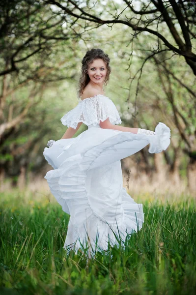 Belle jeune femme en robe blanche — Photo