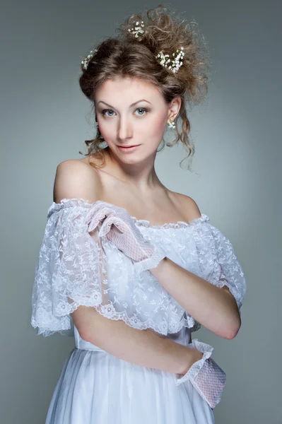 Piękna młoda kobieta w białej sukience — Zdjęcie stockowe