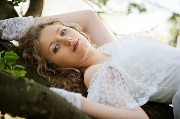 Vacker ung kvinna i vit klänning — Stockfoto