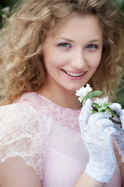 Όμορφη νεαρή γυναίκα με λευκά γάντια με λουλούδια — Φωτογραφία Αρχείου