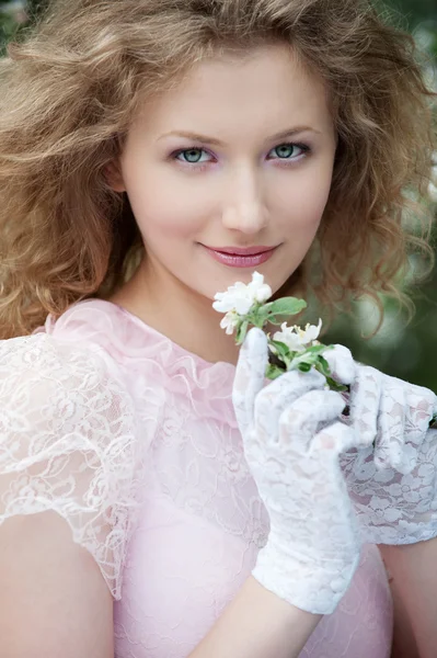Όμορφη νεαρή γυναίκα με λευκά γάντια — Φωτογραφία Αρχείου