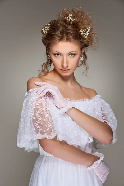 Piękne kobieta w białej sukni — Zdjęcie stockowe