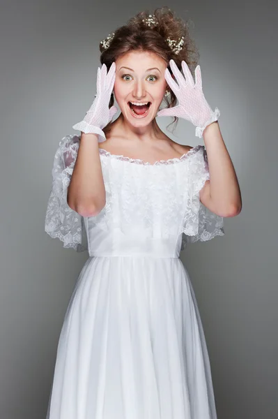 Portret zdumiony kobieta w białej sukni — Zdjęcie stockowe