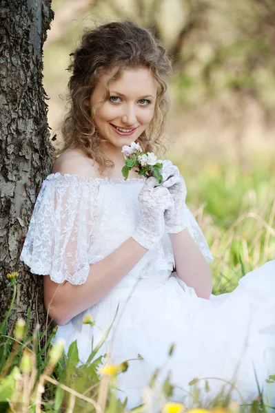 Pretty woman with flower in park — Stock Photo, Image