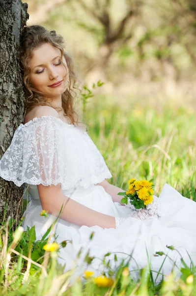 Bella donna con fiore nel parco — Foto Stock