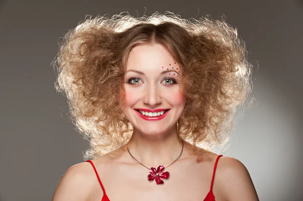 Gülen genç kadın bir saç modeli ile — Stok fotoğraf