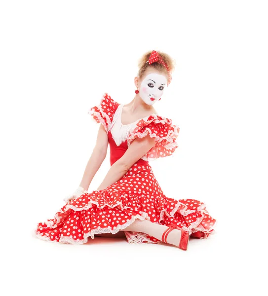 Krásný mime v červených šatech sedí na podlaze — Stock fotografie