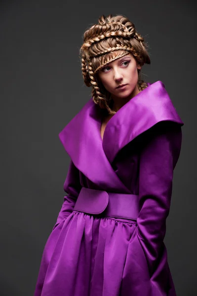 紫ドレスの魅力的な女性 — ストック写真