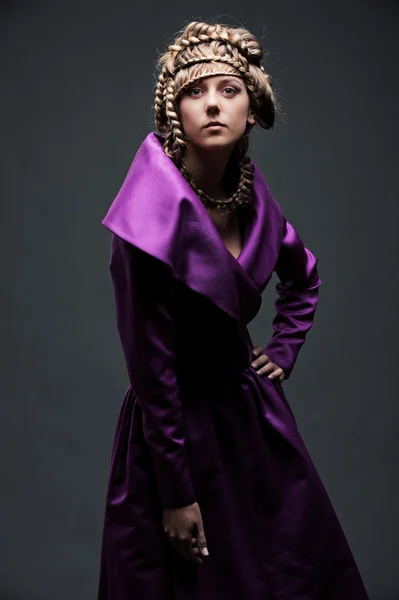 Attraktiv kvinna i lila klänning — Stockfoto