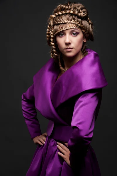 Привлекательная женщина в фиолетовом платье — стоковое фото
