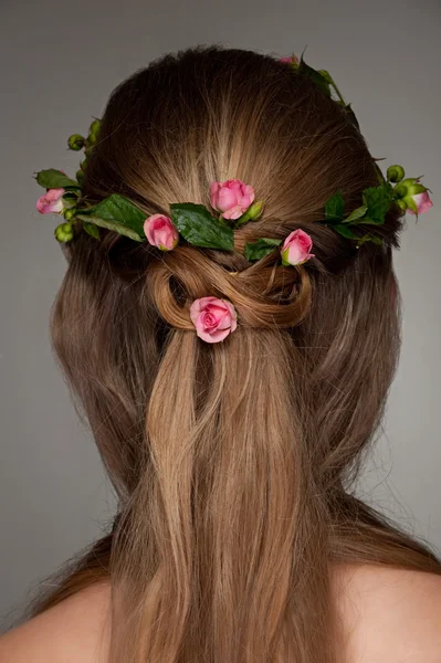 Hermoso peinado con rosas —  Fotos de Stock
