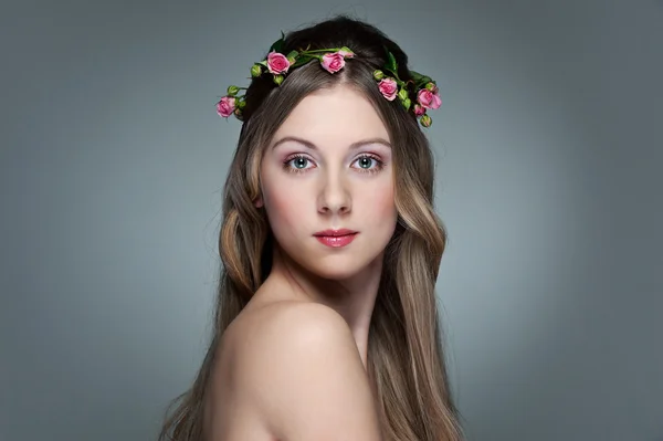 Hermosa joven con guirnalda de rosas pequeñas —  Fotos de Stock