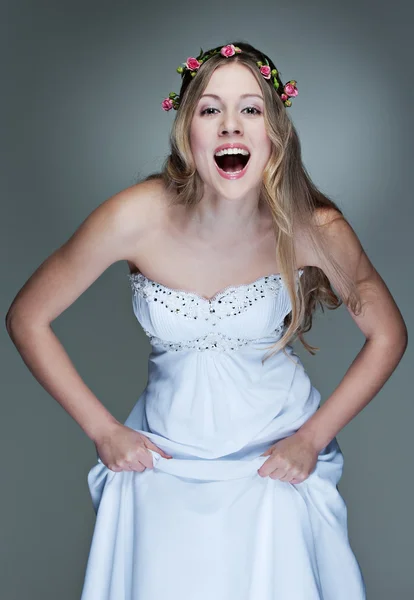 Modelo alegre em vestido branco — Fotografia de Stock