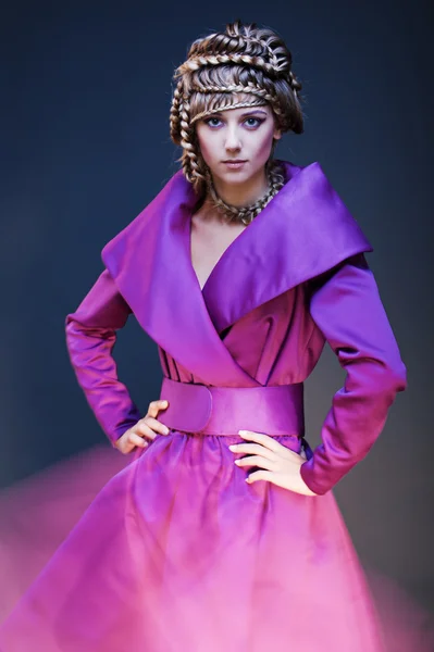 Modelo Glamour en vestido morado — Foto de Stock