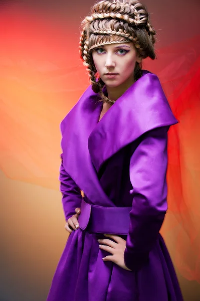 Грациозная женщина в фиолетовом платье — стоковое фото