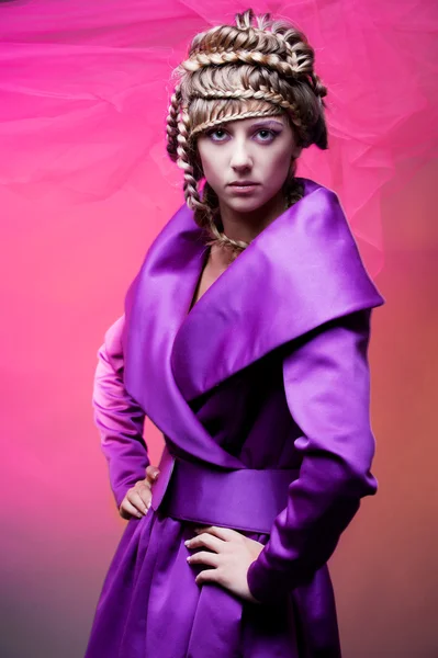 Anmutige Frau im violetten Kleid — Stockfoto