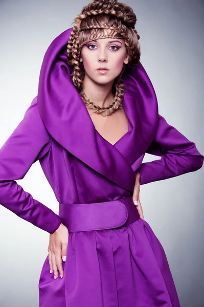 Anmutige Frau im violetten Kleid — Stockfoto